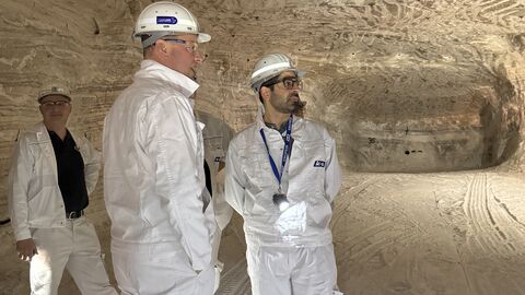 Zwei Personen unterhalten sich. Sie stehen in einem Salzbergwerk