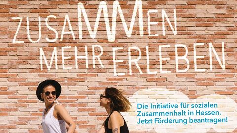 Zwei Personen rennen vor einer Backstienwand