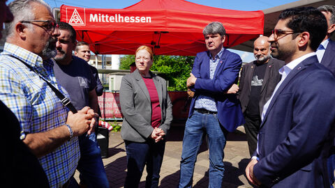 Minister Kaweh Mansoori im Gespräch Mehrere Personen im Gespräch
