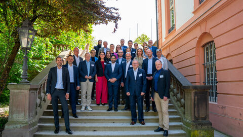 Mehrere Personen stehen auf einer Treppe