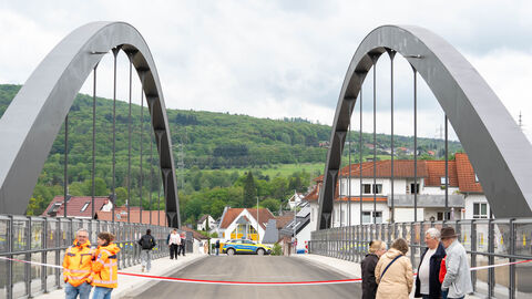 Die neue Hahnwaldbrücke Blick auf eine Brücke, davor hängt ein Band