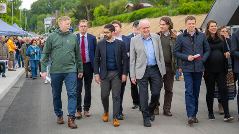 Eröffnung der Hahnwaldbrücke Mehrere Personen laufen über eine Brücke