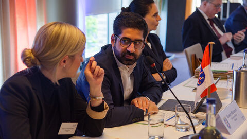 Ein Mann und eine Frau sitzen im Gespräch an einem Tisch