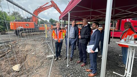 Mehrere Personen stehen an einer Baustelle