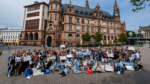 Gruppenfoto auf einem großen Platz
