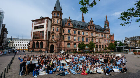 Sie Siegerschulen auf dem Marktplatz in Wiesbaden Gruppenfoto auf einem großen Platz