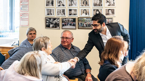 Mehrere Senioren sitzen in einem Raum