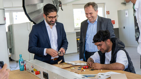 Minister Mansoori im Gespräch mit Praktikanten