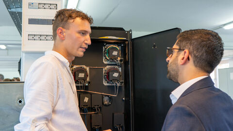 Minister Mansoori im Gespräch mit Auszubildendem