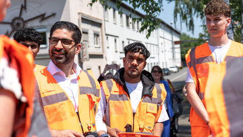 Minister Mansoori im Gespräch mit Praktikanten