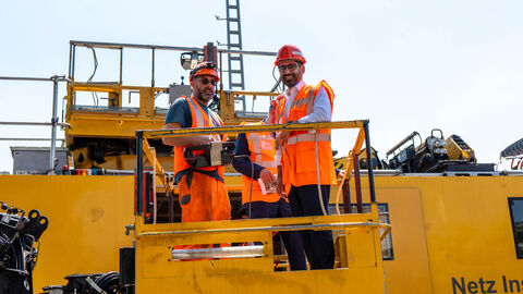 Minister Mansoori auf Hebebühne