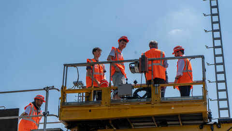 Minister Mansoori mit Praktikanten auf Hebebühne