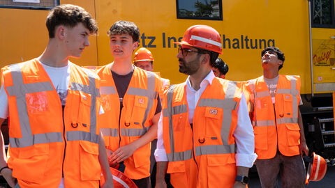 Minister Mansoori im Gespräch mit Praktikanten