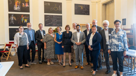 Mehrere Personen lachen in die Kamera