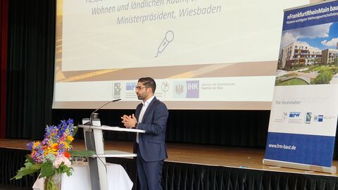 Kaweh Mansoori steht an einem Pult