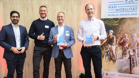 Minister Mansoori mit Preisträgern des bike+business Awards