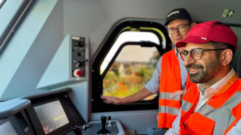 Zwei Männer in einem Führerhaus eines Zuges