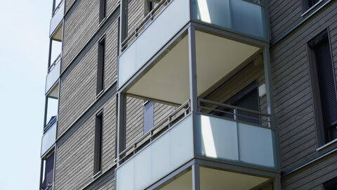 Die Außenfassade eines Gebäudes mit Balkon