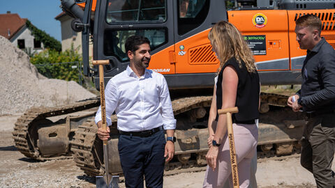 Spatenstich in Heppenheim Kaweh Mansoori hält einen Spaten in der Hand