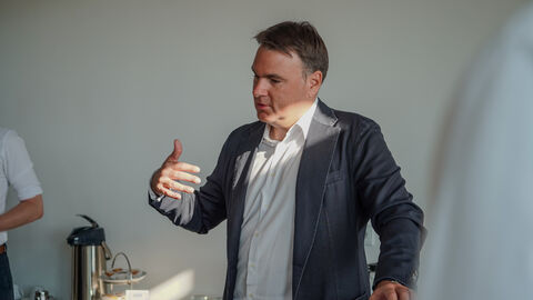 Ein Mann erklärt etwas