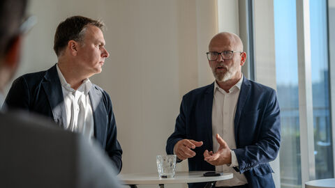 Zwei Männer unterhalten sich