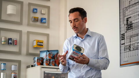 Ein Mann hält eine Dose in der Hand