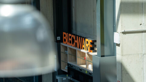 Ein Schild auf dem Blechware steht