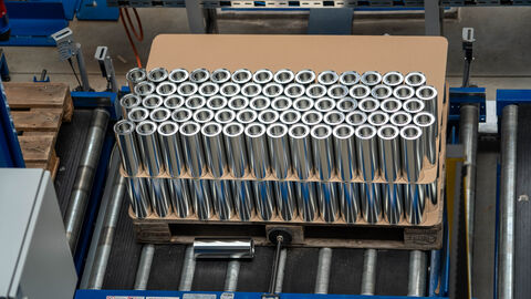 Blechdosen in einer Fabrik