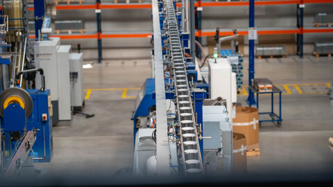 Blechdosen auf einem Fließband