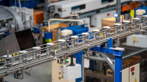 Blechdosen auf einem Fließband