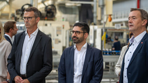 Drei Männer stehen nebeneinander