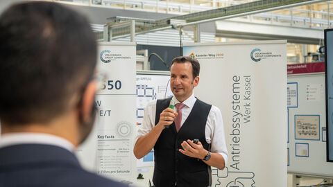 Ein Mann spricht in ein Mikrofon