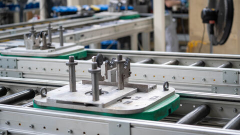 Technikteil auf einem Fließband