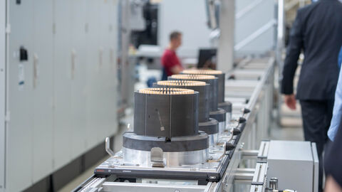 Technik auf einem Fließband