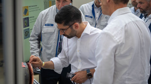 Eine Person schaut sich ein technisches Gerät an