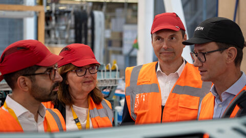 Mehrere Personen reden miteinander