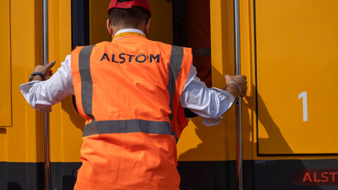 Ein Mann steigt in das Führerhaus eines Zugs