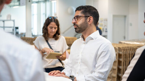 Ein Mann schaut interessiert zu seinem Gesprächspartner