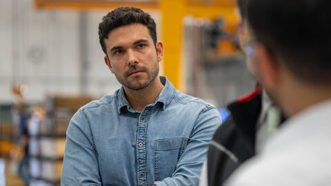 Zwei Personen unterhalten sich 