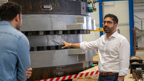 Ein Mann steht vor einem großen Ventil