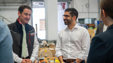 Zwei Personen unterhalten sich