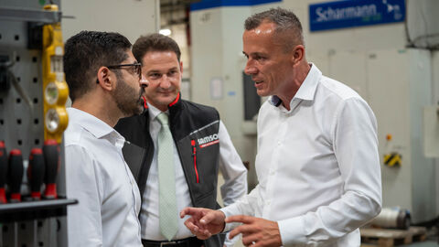 Drei Männer unterhalten sich