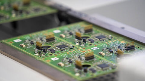 Eine Platte mit Mikrochips