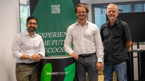 Drei Männer schauen in die Kamera