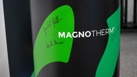 Ein Container mit der Aufschrift Magnotherm und der Unterschrift von Minister Mansoori