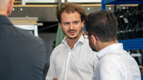 Zwei Männer unterhalten sich