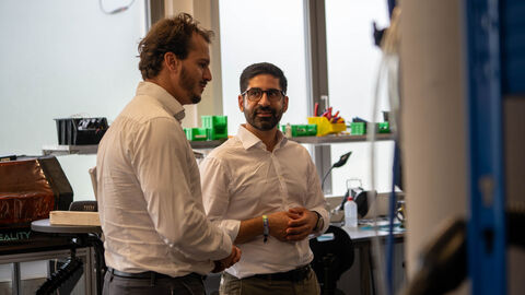 Zwei Männer unterhalten sich