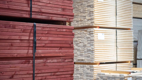 Holzpanele auf Paletten gestapelt