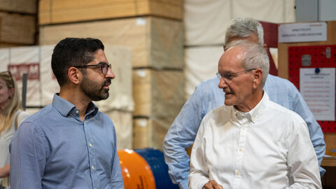 Zwei Männer unterhalten sich