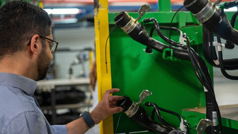 Ein Mann betrachtet ein technisches Gerät